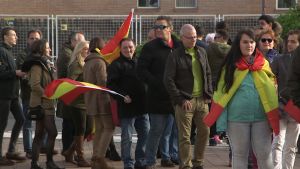 Kön är lång, eftersom många Vox-anhängare har väntat på att se sina politiska förebilder på nära håll. Människor med flaggor.