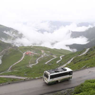 Buss som åker på bergsväg i Himachal Pradesh. 