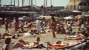 Stranden är bättre att bada vid än poolen om man tänker på miljön. Miljöarbetet på din europeiska semesterort kan vara helt annorlunda - eller obefintligt - än miljöarbetet hemma. Skribenten påtalar inkonsekvensen i miljöarbete inom EU. Bild: YLE/Sampo Soveri