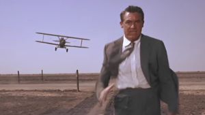 Cary Grant elokuvassa Vaarallinen romanssi. "Se kertoo miehestä jonka pitää kasvaa aikuiseksi." Cary Grant pakenee helikopteria. Kuva elokuvasta Vaarallinen romanssi.