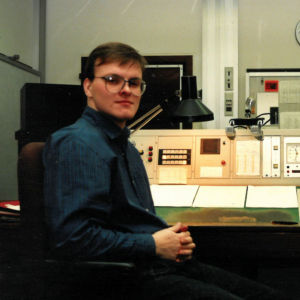 Nuori Tapio Luoma istuu 1980-luvun radiostudiossa.
