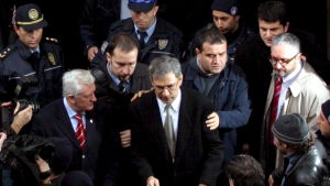 Orhan Pamuk när han år 2005 lämnar domstolsbyggnaden i Istanbul åtalad för att ha kränkt nationens heder Den turkiska författaren Orhan Pamuk när han lämnar domstolen 2005