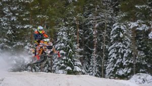 Emil Hertén på ett träningsåk. Emil Hertén hoppar högt på banan med sin snöskoter.