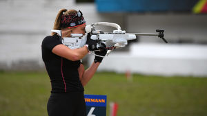 Att jag skulle vinna världscupen kändes som "mission impossible", säger Dorothea Wierer. Dorothea Wierer skjuter stående på stadion i Antholz