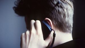 Om du har mycket finnar på ena sidan av ansiktet kan det vara ett tecken på smutsig telefonskärm. Mobiltelefon
