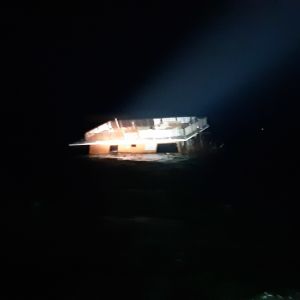 Här ser man hur flotten håller på att sjunka. Bastuflotte i havet som håller på att sjunka utanför Borgå.