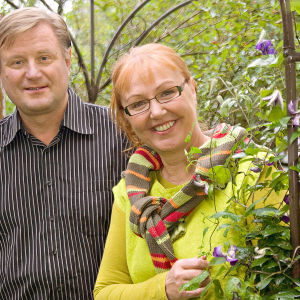 Paula Ritanen-Närhi ja Heikki Koskinen juontavat kesän puutarhasarjaa.