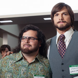 Elokuva legendaarisen Steve Jobsin noususta tiennäyttäjäksi. Steve Jobsin roolissa nähdään Ashton Kutcher (oik.) ja Steve Wozniakin roolin näyttelee Josh Gad.