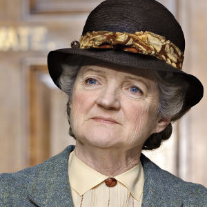 Neiti Marple on Agatha Christien salapoliisiromaanien ihastuttava etsivä. Pääroolissa nähdään Julia McKenzie.
