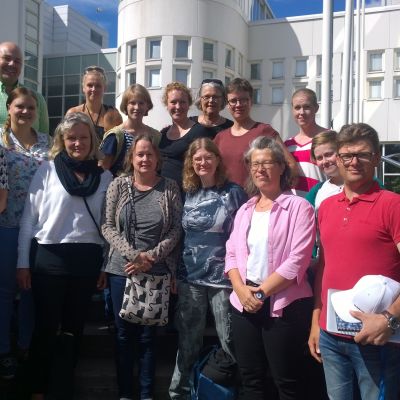 Studenter och lärare vid prisbelönt teckenspråksutbildning