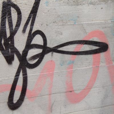 Graffiti på en betongvägg