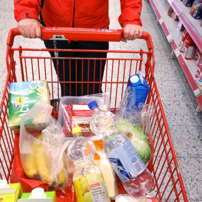 Ostoskärry on pullollaan elintarvikkeita.
