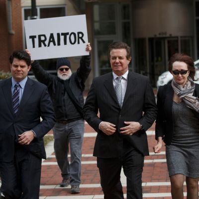 Entinen kampanjapäällikkö Paul Manafort (kesk.)