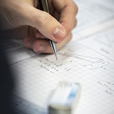 opiskelija tekee matikan tehtäviä