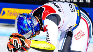 Alexis Pinturault blev utan medalj i storslalom. Alexis Pinturault med hjälmen på lutar sig med böjt huvud över sina skidor.