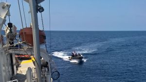 Pirater närmar sig Rainbow Warrior. Pirater närmar sig Rainbow Warrior i Röda havet