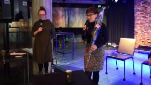 Audiodokumenttien ensi-illassa ohjaaja Katarina Blomqvist kiittää ohjelmien päähenkilöitä. Vasemmalla Kehuva-hankkeen vetäjä Sanna Talvia. toimittaja Katarina Blomqvist ja ravitsemusasiantuntija Sanna Talvia