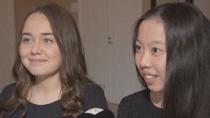 Charlotte Heijnsbroek t.v och Isa Grönholm. Två kvinnliga gymansieelever i Lovisa gymnaisum i närbild.