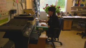 Solvita Lundell sköter administrationen vid bybutiken på Vårdö. Solvita Lundell vid en kontorsbord.