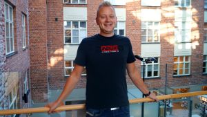 Tobias Björkskog är projektledare på yrkeshögskolan Novia och han säger att föräldrar inte ska vara rädda att sätta gränser för barnens spelande. Yrkeshögskolan Novias projektledare Tobias Björkskog.