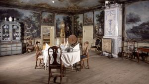Dukat bord i Jackarbysalen på Finlands nationalmuseum. Inredningen härstammar från Jackarby gård i Borgå. Huvudbyggnaden på herrgården i Borgå är från 1760 men Jackarby som egendom har anor som sträcker sig till 1500-talet. Dukat matbord i den så kallade Jackarbysalen på Finlands nationalmuseum.