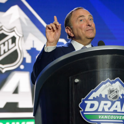 NHL-ledaren Gary Bettmann i samband med draften 2019.