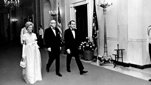 Presidentti Urho Kekkonen, Yhdysvaltojen presidentti Richard Nixon ja Patricia Nixon kävelevät käytävällä Valkoisessa talossa.