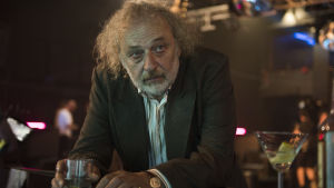 Shaken and stirred. Vlad (Zlatko Burić) har sett bättre dagar, men tror sig kunna hjälpa Violet. Managern Vlad vid bardisken.