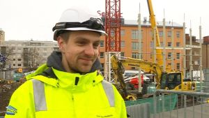 Toni Uusi-Pohjola vid Wasacon fungerar som ansvarig arbetsledare vid bygget. Toni Uusi-Pohjola från Wasacon utanför byggarbetsplats i centrala Vasa.