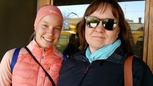 Iida och Anna-Kaisa Lappi. Iida och Annakaisa Lappi ville skriva sina namn i avlidne president Mauno Koivistos kondoleansbok den 16 maj 2017.