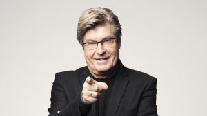 Innovation är inte längre idag en individuell sportgren utan en typisk lagsport. Det behövs människor av alla slag för att skapa innovationer, säger professor Kaj Mickos. Kaj Mickos poserar och pekar med fingret.