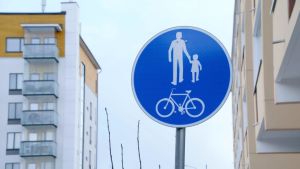Nya gång- och cykelvägar ser ut att vara på kommande i Sibbo. Trafikskylt för gång- och cykelväg.