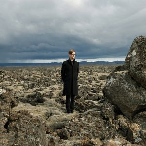 islantilainen pianisti Vikingur Olafsson kuvattuna Islannissa