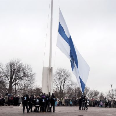 Suomen itsenäisyyspäivän vietto alkoi perinteisin menoin, kun valtakunnallinen lipunnosto järjestettiin Helsingin Tähtitorninmäellä aamuyhdeksältä sunnuntaina 6. joulukuuta.