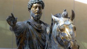 Den 200-åriga fred för medborgarna i det romerska riket som kejsar Augustus fixade under sin tid som envåldshärskare anses ha slutat med kejsar Marcus Aurelius (bilden) död år 180. Staty av kejsaren Marcus Aurelius.