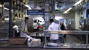 Kocklinjen på Axxell i Karis ska göras mera intressant så den lockar flera studeranden. Kockstuderande i Axxell i Karis.