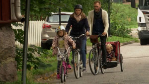 Bild från i höst. Familjen Forsman tänker fortsätta prioritera två hjul över fyra. Familjen cyklar. Yngsta dottern sitter i cykelkärra.