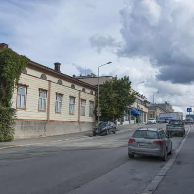 Vy från Rådhusgatan över gamla linden