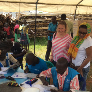 Afrikassa pakolaisleirilla kirjataan saapuneita pakolaisia katoksen alla. Maria Immonen seuraa vierestä