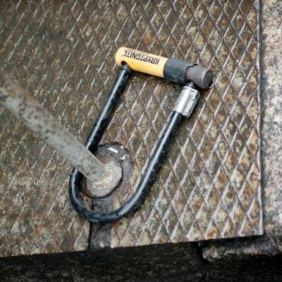 Polkupyörän lukko kiinni metallitolpassa.