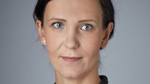 Kammaråklagare Emelie Källfelt säger att vuxna måste vara medvetna om internets betydelse för barn och ungdomar. "Internet är inte ett mindre verkligt ställe, utan det är en högst stor del i deras vardag." Porträttbild på Emelie Källfelt, kammaråklagare i Stockholm