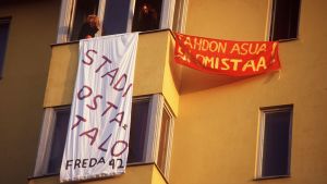 Freda 42 -liike valtasi taloja mm. Oulussa, Hyvinkäällä ja Helsingissä. Freda 42 -liikkeen nuoret aktivistit ovat ripustaneet vallatun asuintalon seinään banderollit Harjutori 2:ssa Helsingissä (1987)