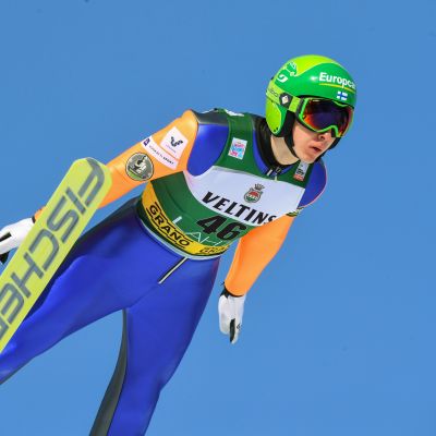 Ilkka Herola liitää ilmassa.