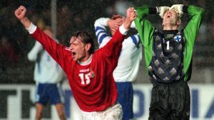 Eufori för Ferenc Horvaths Ungern – total misär för Teuvo Moilanens Finland. Ferenc Horvath firar Ungerns kvittering mot Finland. Bollen har studsat i mål via Teuvo Moilanen.