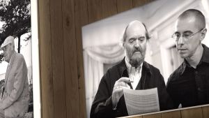På en vägg i Arvo Pärt-center hänger bilder ur hans liv. En bild av den estniska kompositören Arvo Pärt hänger på väggen på Arvo Pärt-center.