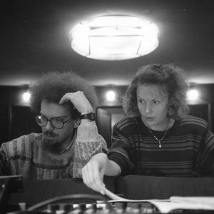 Säveltäjäpariskunta Jean-Batiste Barrière ja Kaija Saariaho työskentelemässä miksauspöydän ääressä.