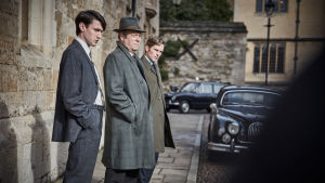 Konstaapeli George Fancy (Lewis Peek), rikoskomisario Fred Thursday (Roger Allam) ja ylikonstaapeli Endeavour Morse (Shaun Evans). Nuori Morse -sarjasta nähdään uusi viides tuotantokausi.