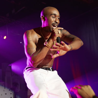 Tupac Shakur (Demetrius Shipp Jr.) sjunger på scenen.