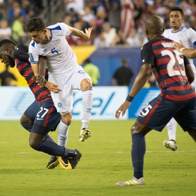 USA:n Jozy Altidore kamppailee pallosta El Salvadorin Ivan Mancian kanssa vuoden 2017 CONCACAF Gold Cupissa.