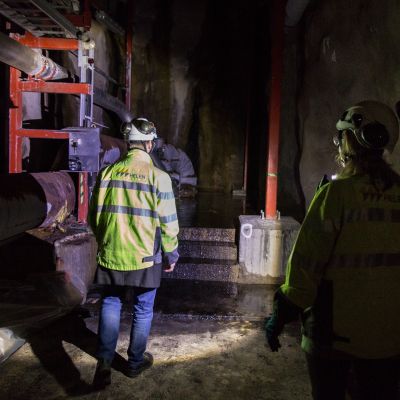 Helen Mustikkamaa luolalämpövarasto Päivi Saajoranta projektipäällikkö ja Janne Rauhamäki yksikönpäällikkö
